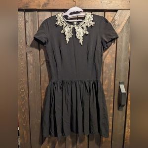 DEANDRI Roselle Lace collar dress, size M